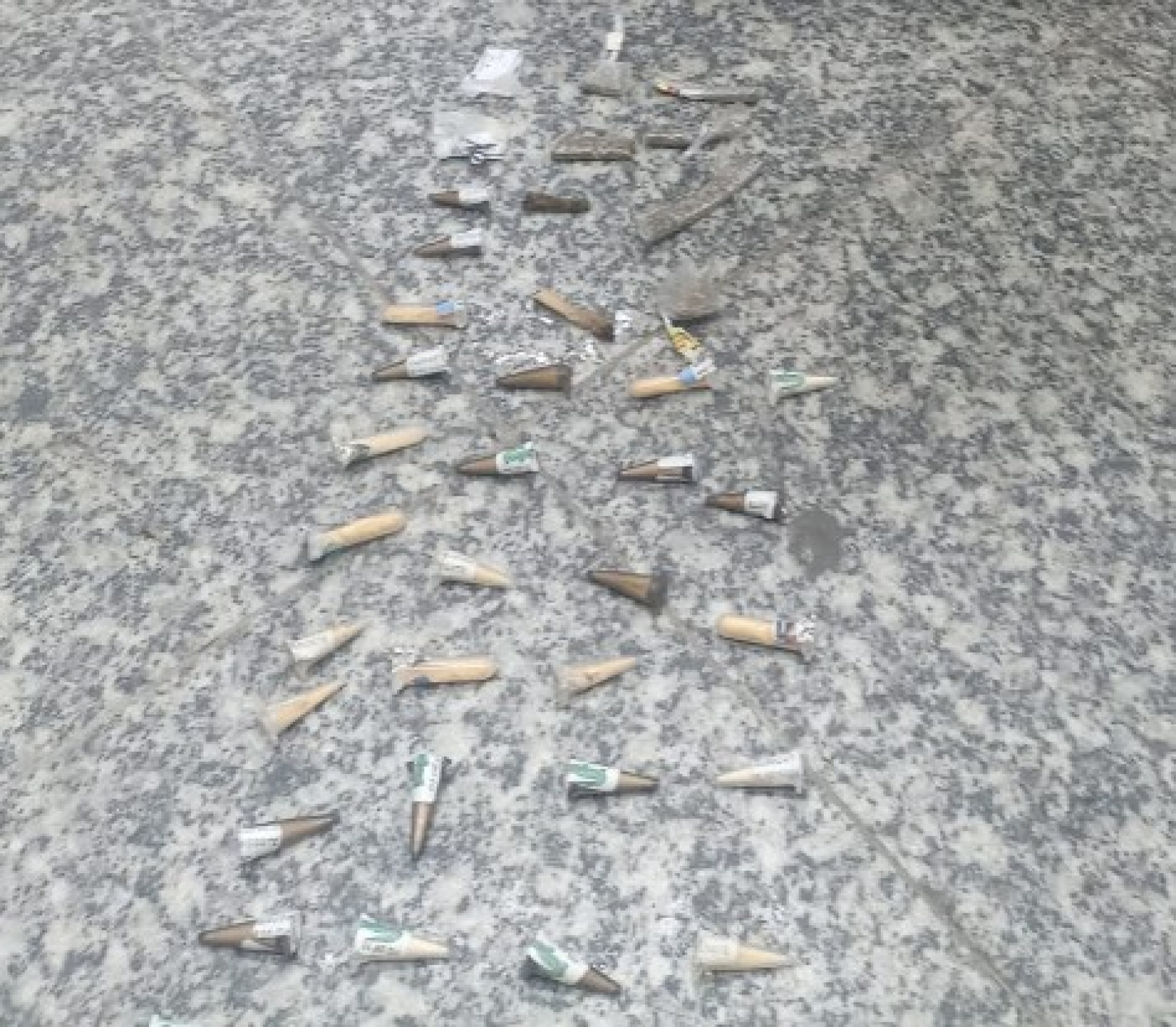 28 pinos de cocaína, duas pedras de crack e sete buchas de maconha.