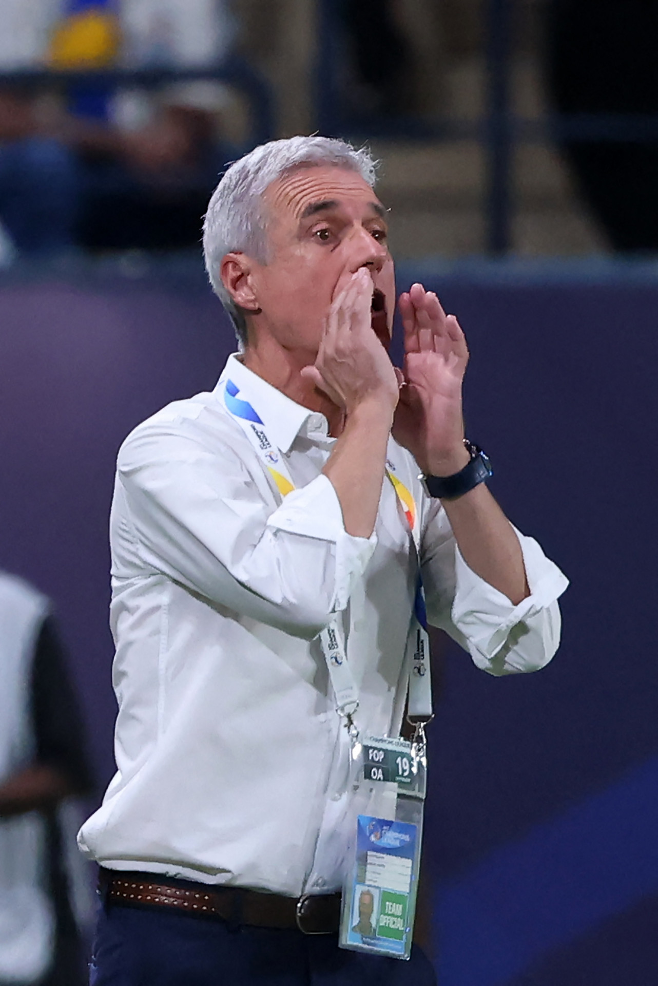 Luís Castro orienta os jogadores durante jogo do Al-Nassr