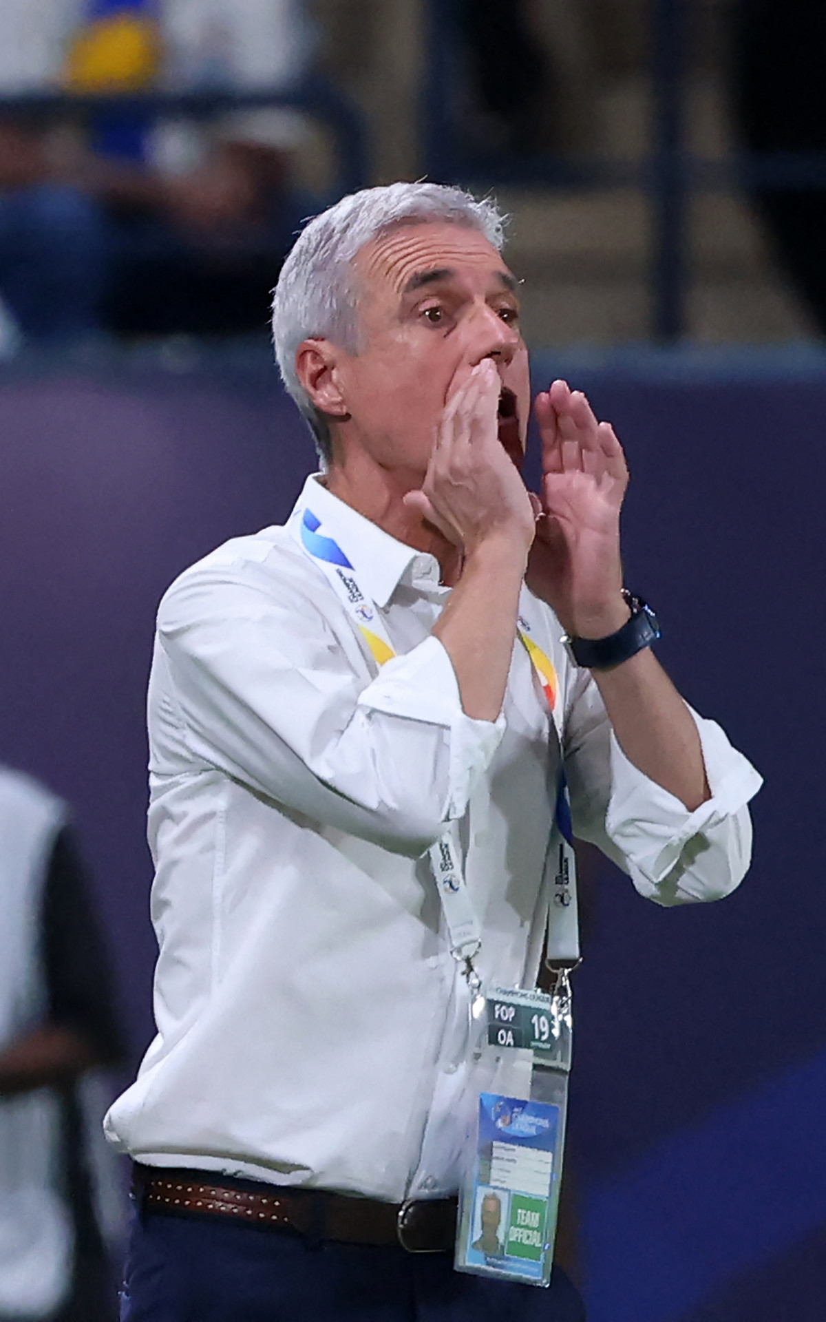 Luís Castro orienta os jogadores durante jogo do Al-Nassr - Foto: Fayez NURELDINE / AFP