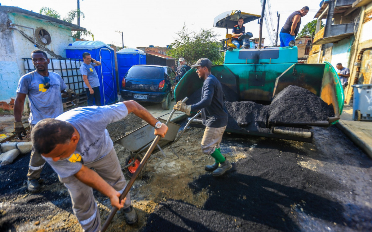 Funcionários trabalham diariamente mó trabalho de pavimentação e diversas ruas do Barro Vermelho