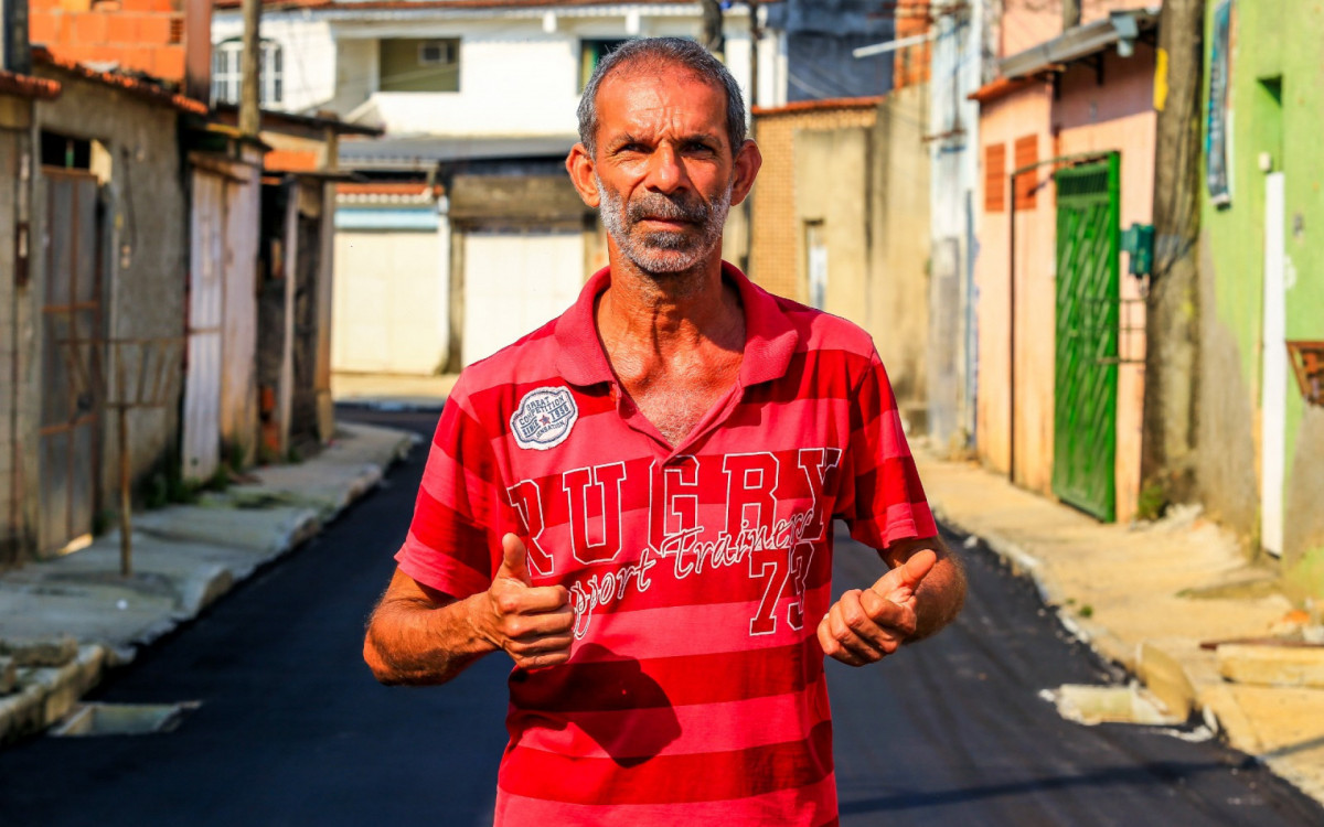 O pintor e morador do Barro Vermelho, Wolnei da Mota, destacou as melhorias feitas no bairro