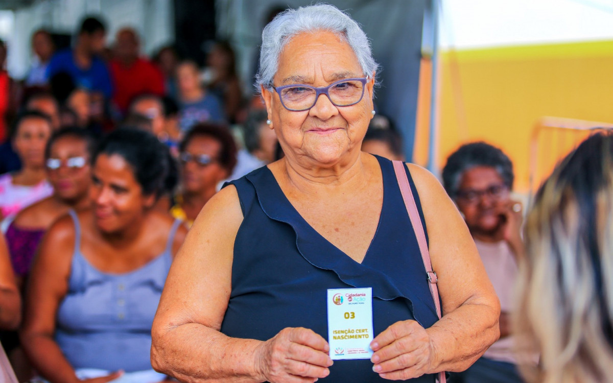 A aposentada e moradora do bairro Jardim Bom Pastor, Geni Ferreira, conseguiu a certidão de nascimento