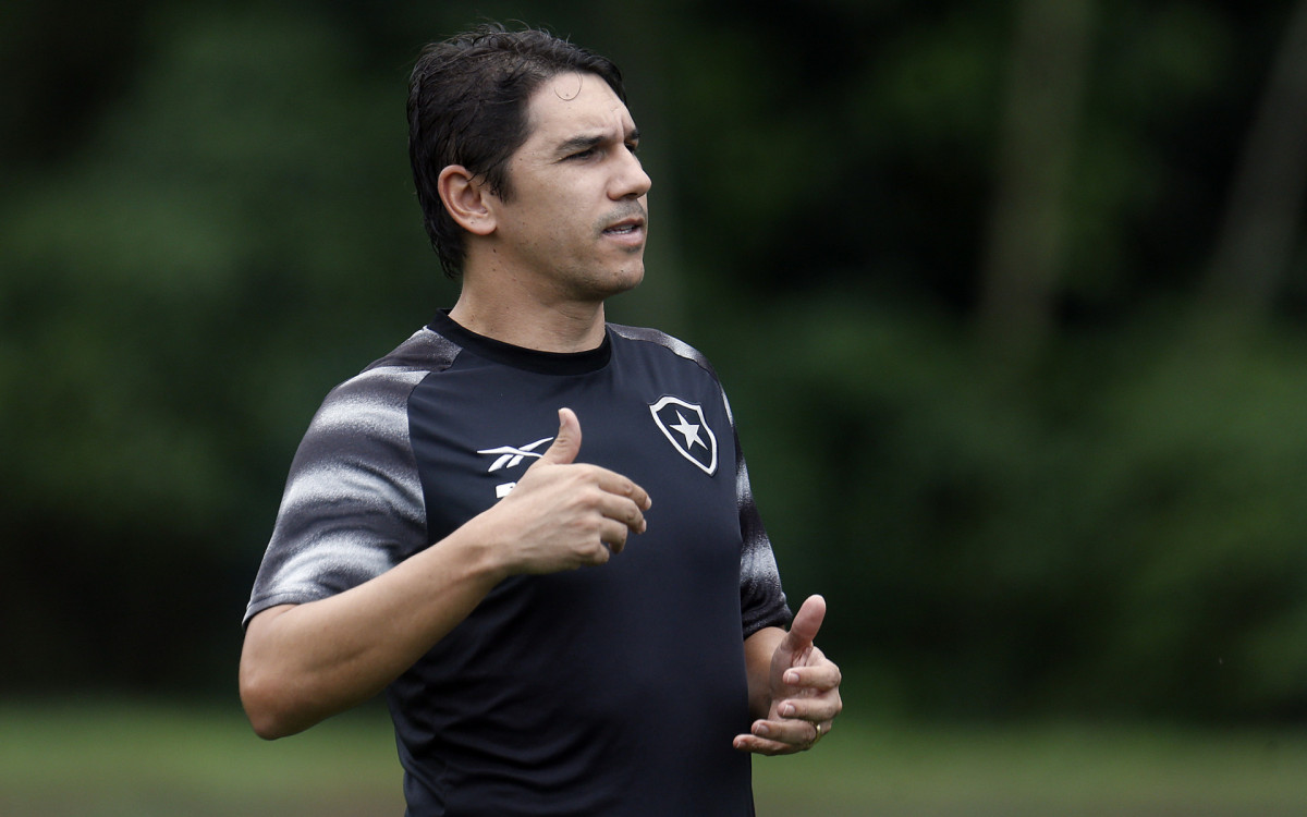 Ex-jogador, Lúcio Flávio tem 13 jogos para levar o Fogão ao título