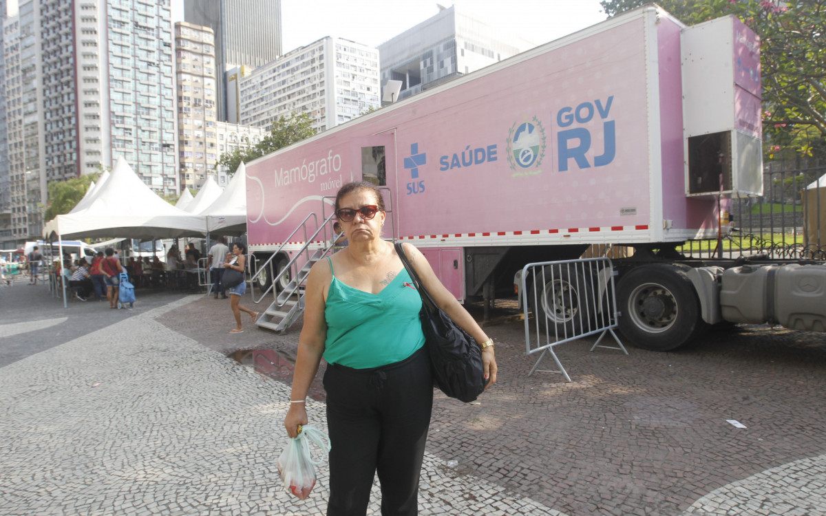 Mamógrafo Móvel realizando atendimento no Largo da Carioca, nesta sexta-feira (06). Na foto, Maria da Conceição.