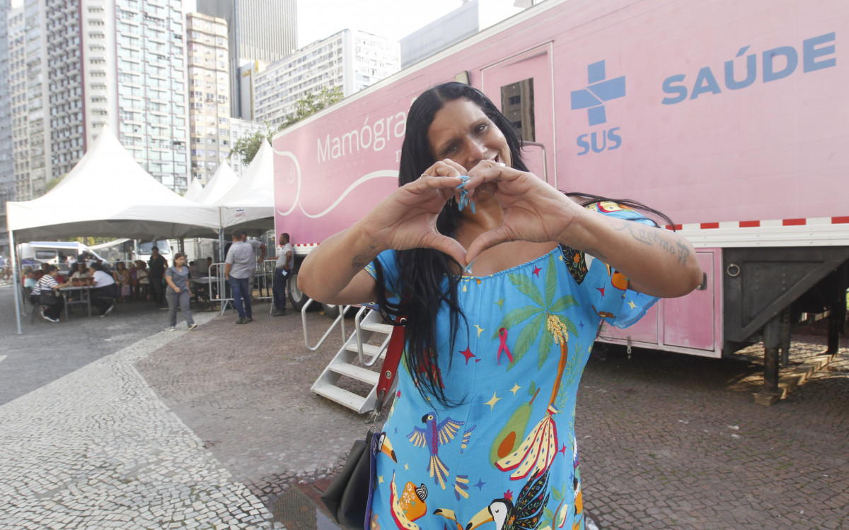 Mamógrafo Móvel realizando atendimento no Largo da Carioca, nesta sexta-feira (06). Na foto, Adriana Regina Eduardo Alves.
