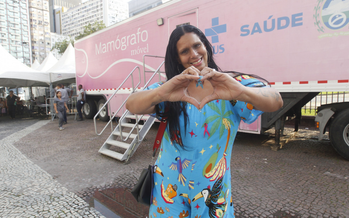Mamógrafo Móvel realizando atendimento no Largo da Carioca, nesta sexta-feira (06). Na foto, Adriana Regina Eduardo Alves.