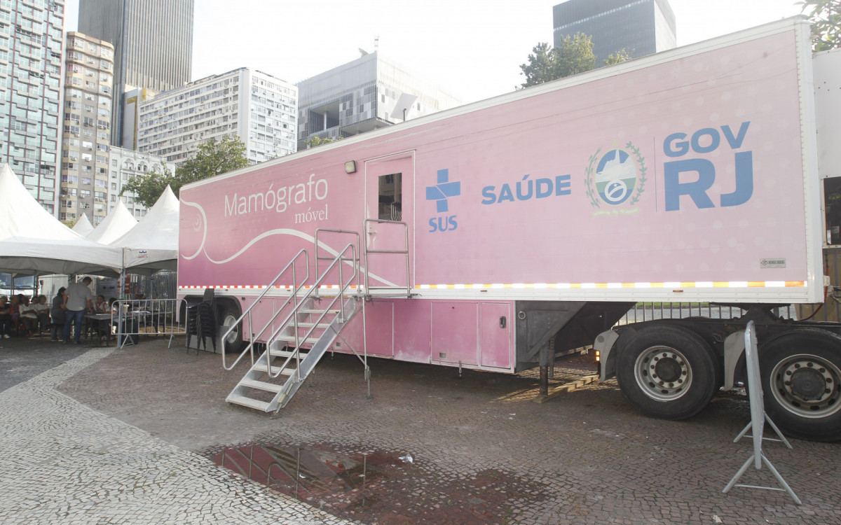 Mamógrafo Móvel realizando atendimento no Largo da Carioca, nesta sexta-feira (06).