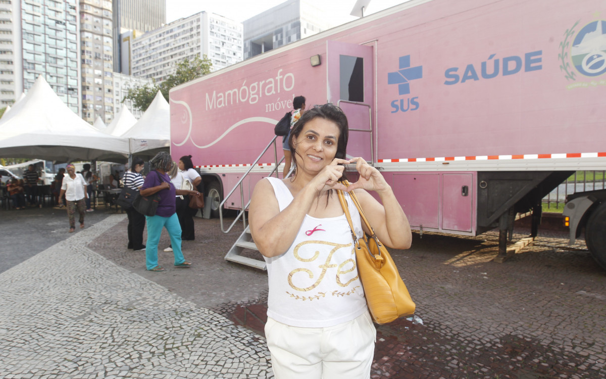 Mamógrafo Móvel realizando atendimento no Largo da Carioca, nesta sexta-feira (06). Na foto, Sirlene da Silva Pinho.
