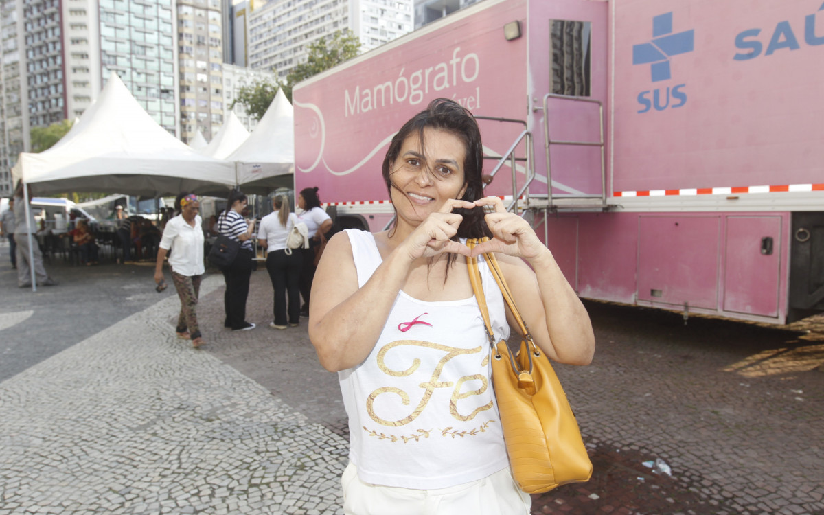 Mamógrafo Móvel realizando atendimento no Largo da Carioca, nesta sexta-feira (06). Na foto, Sirlene da Silva Pinho.