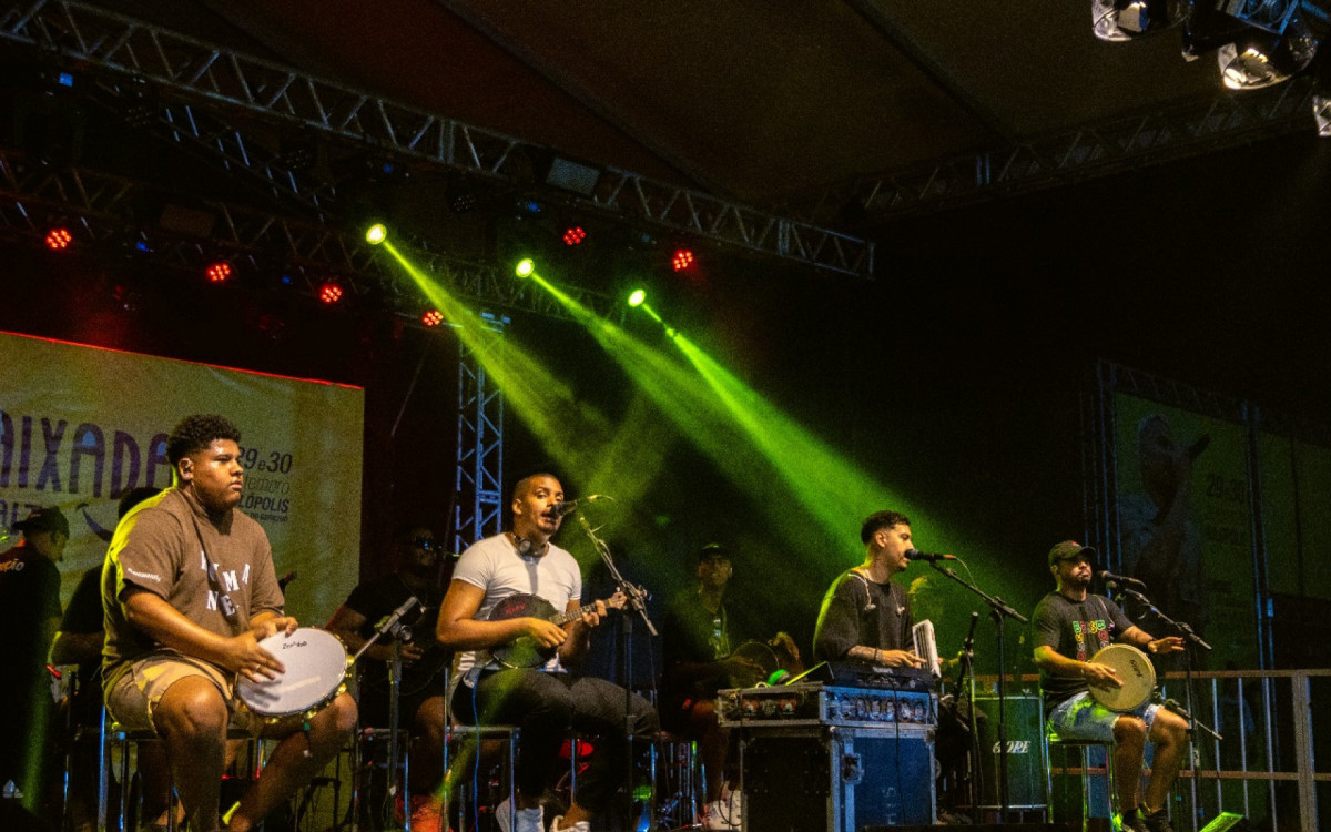 O grupo de pagode Chega Na Moral, o DJ Naudão e a banda Gypsy Wal Hei levaram para o público suas músicas contagiantes