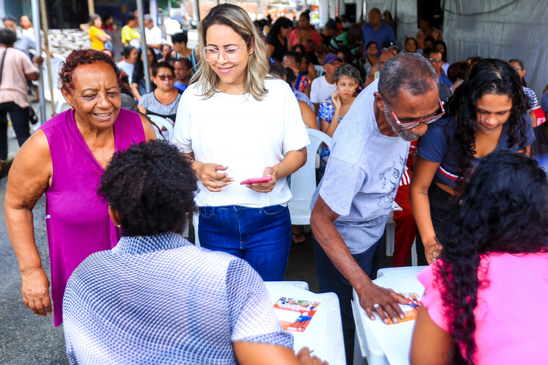 A secret&aacute;ria Cristiane do Sobreira destacou que o mutir&atilde;o beneficia o p&uacute;blico idoso que precisa de acolhimento - Rafael Barreto / PMBR