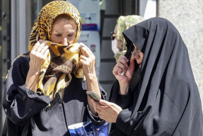 Adolescente entra em coma no Irã após supostamente ser agredida por não usar hijab