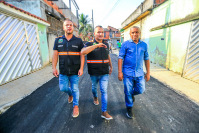Prefeito Waguinho acompanha pavimentação de ruas no Barro Vermelho em Belford Roxo