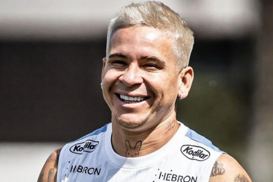 'Farei de novo' afirma Soteldo, do Santos, sobre pisada na bola que fez contra o Vasco
