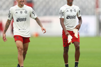 Elenco do Flamengo vive expectativa por anúncio de Tite