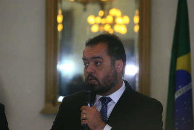 Castro assume responsabilidade e diz que maus policiais devem ir pra cadeia 