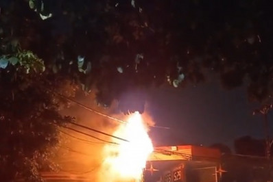 Vídeo: poste pega fogo ao lado de posto de combustíveis na Tijuca