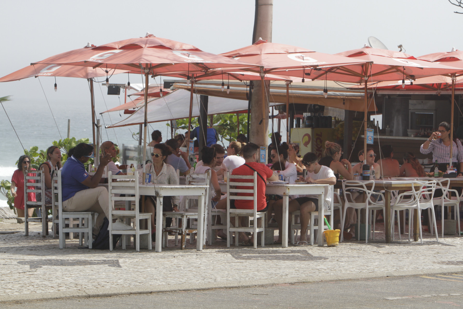 Movimenta&ccedil;&atilde;o nesta sexta-feira (6) no quiosque onde tr&ecirc;s m&eacute;dicos foram executados a tiros  - Marcos Porto/Agencia O Dia