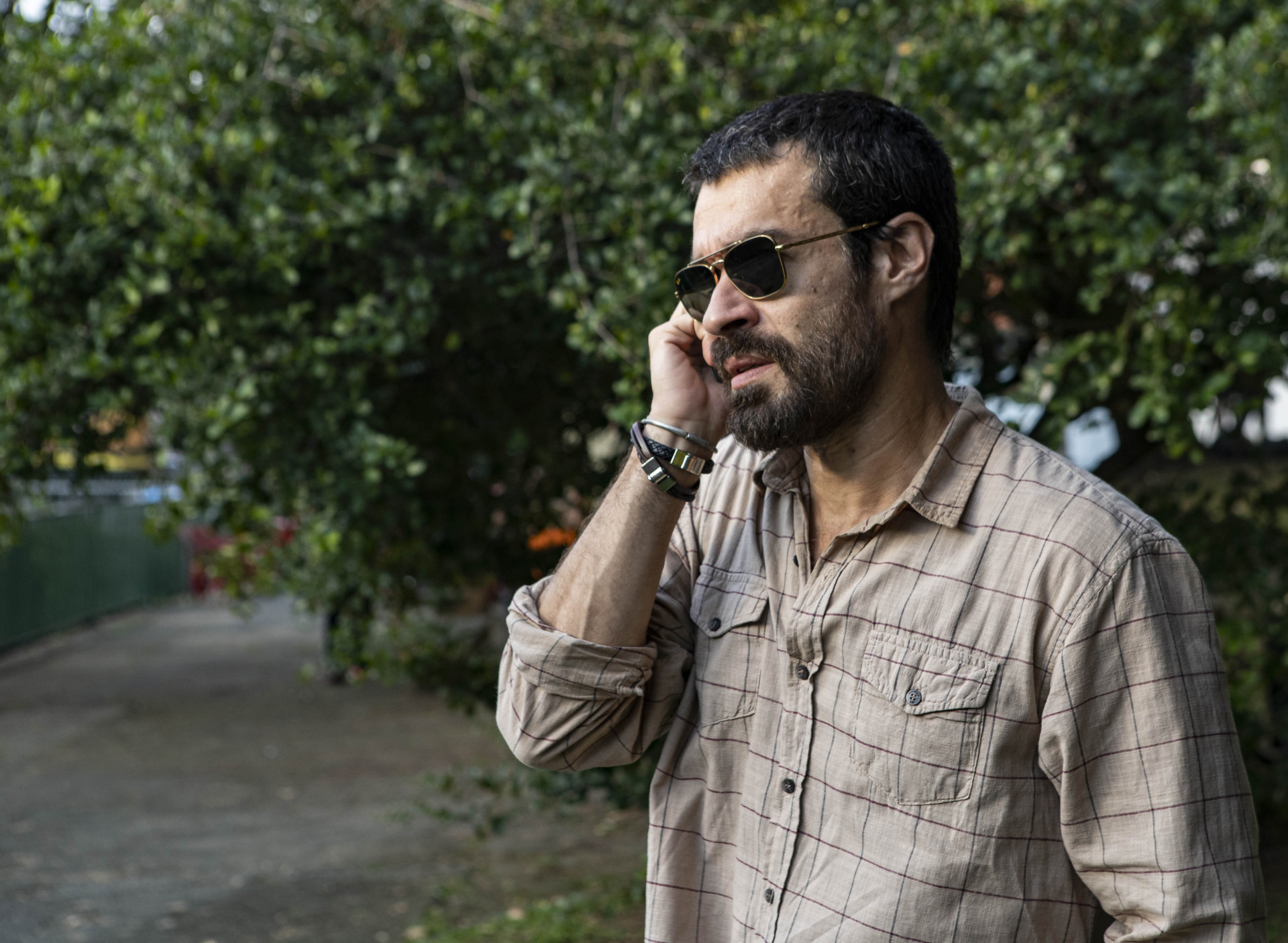 Erom Cordeiro vive Santiago na série. 