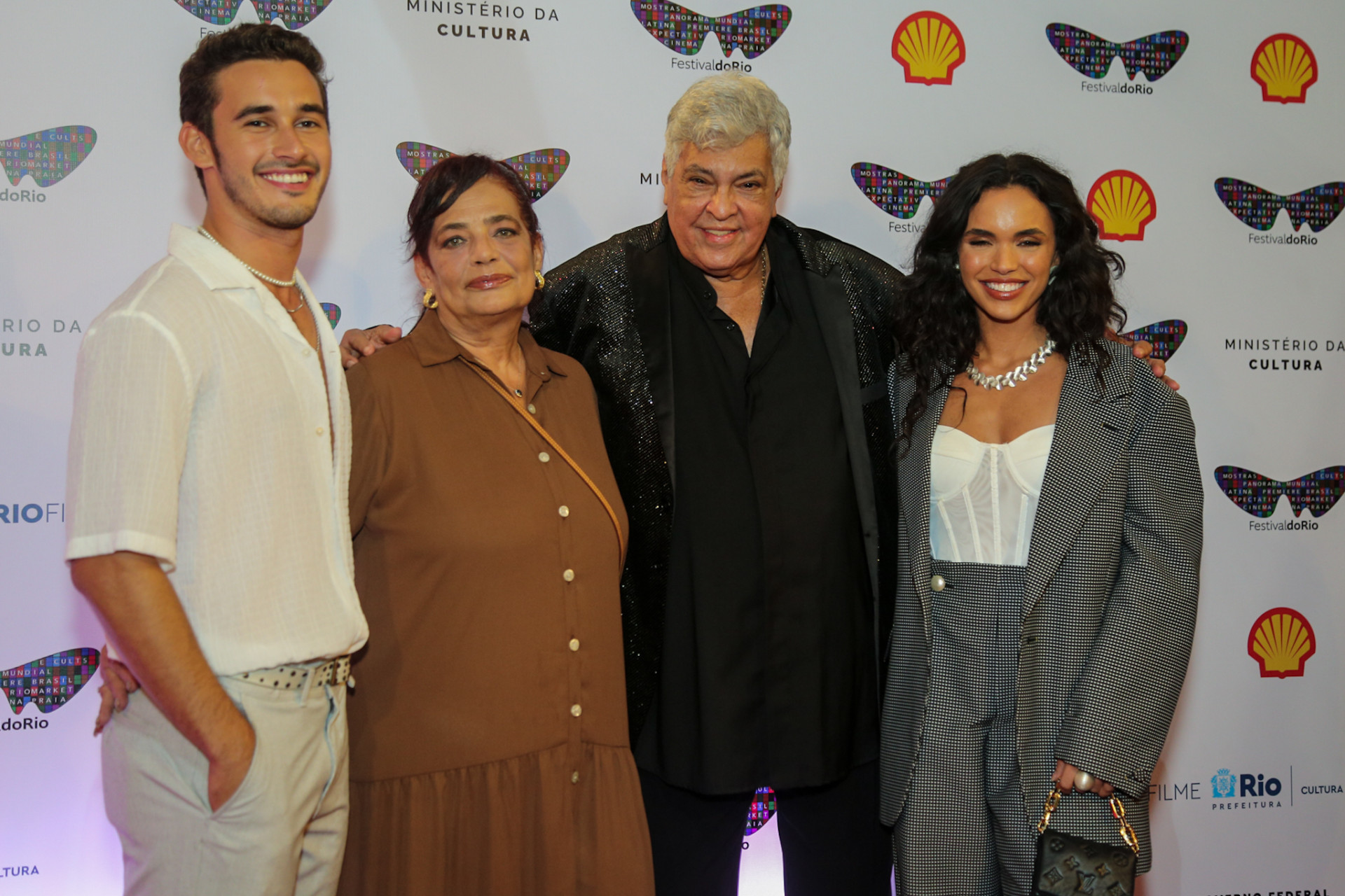Filipe Bragança, Magali West, Sidney Magal e Giovana Cordeiro na première de 'Meu Sangue Ferve Por Você' - Victor Chapetta/ Agnews