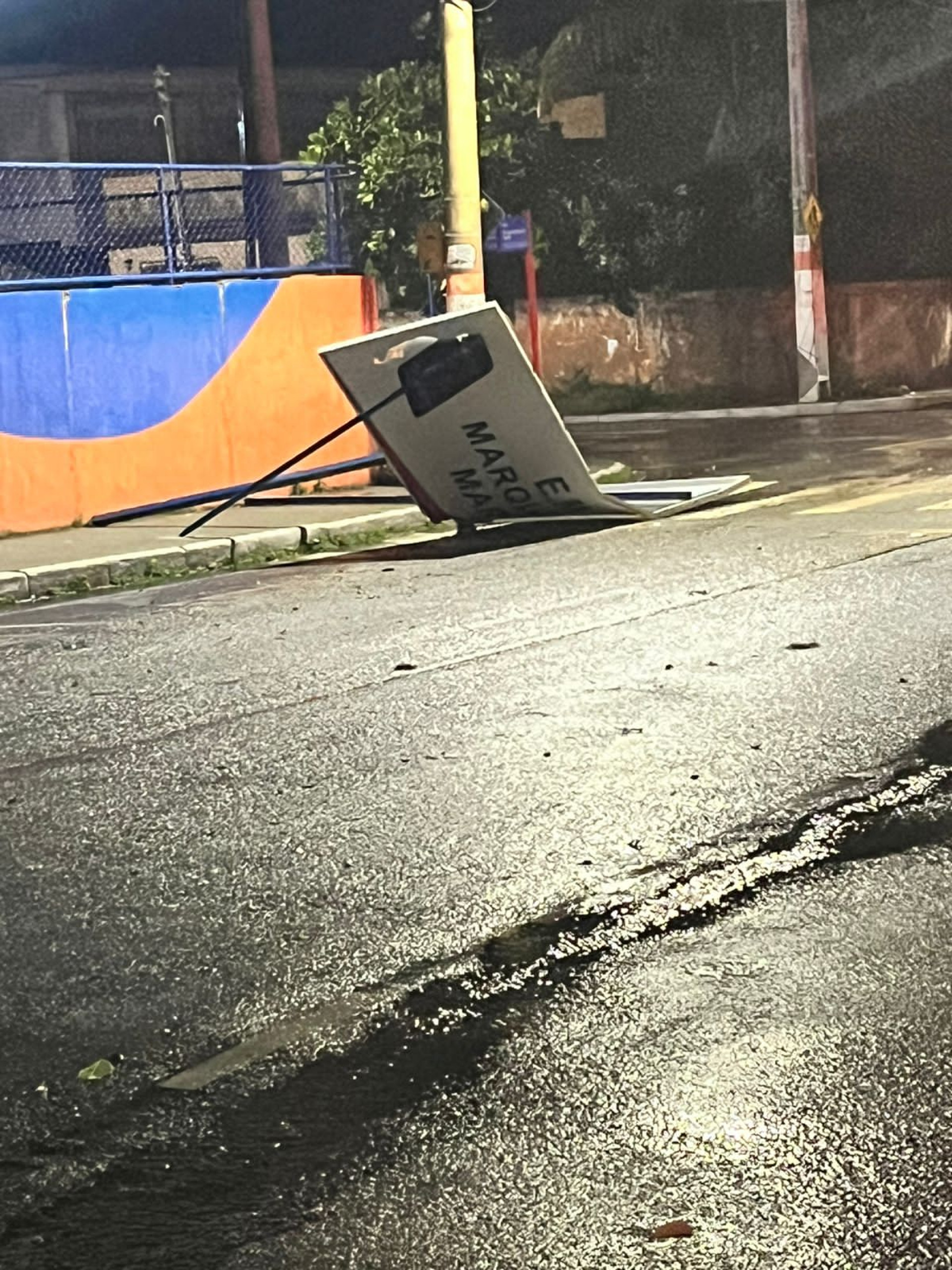 Temporal derruba placas de sinalização