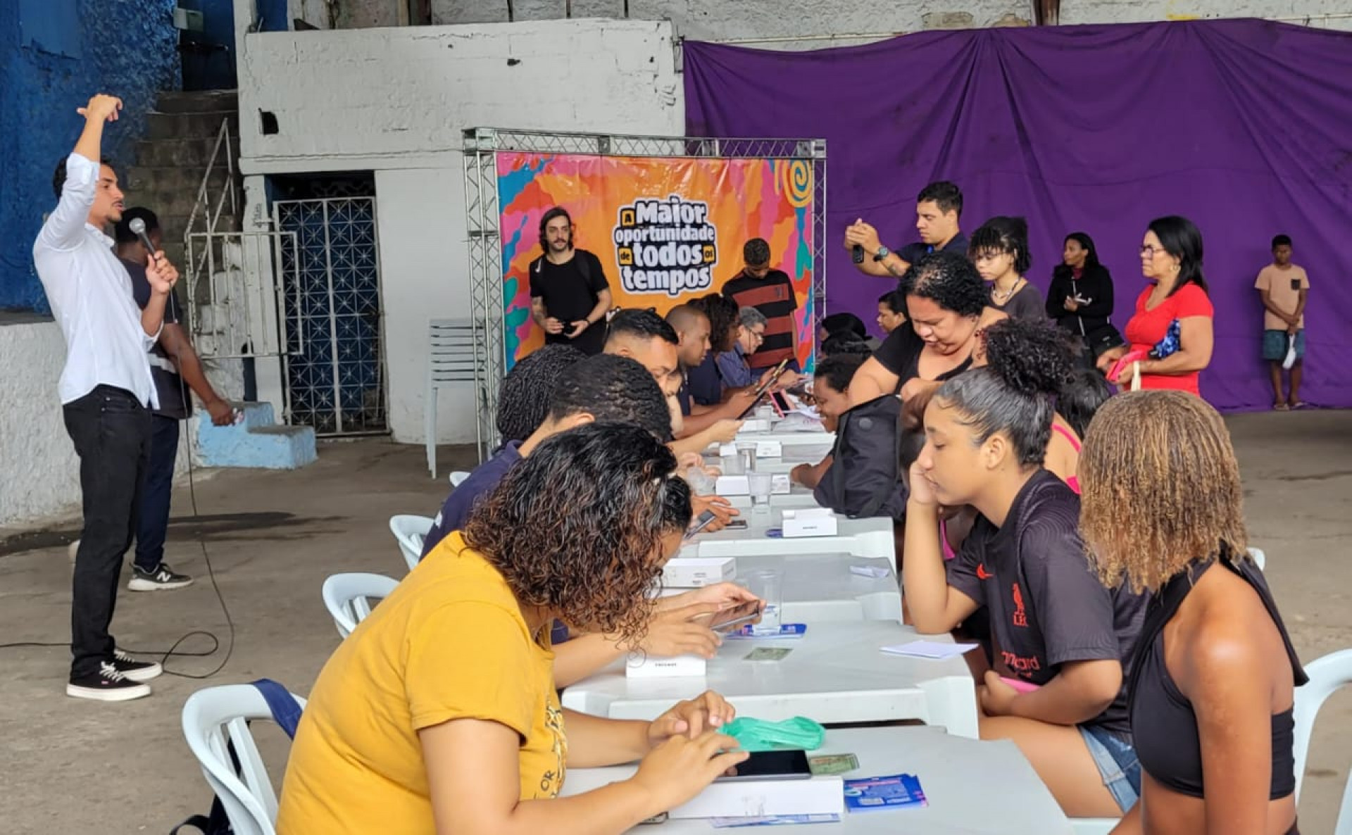 Pacto pela Juventude qualifica jovens de 15 a 29 anos em participação social e liderança comunitária. Programa oferece auxílio financeiro de R$ 400 para que, durante seis meses, moradores das regiões contempladas sejam orientados em como impactar positivamente suas realidades e multiplicar conhecimentos