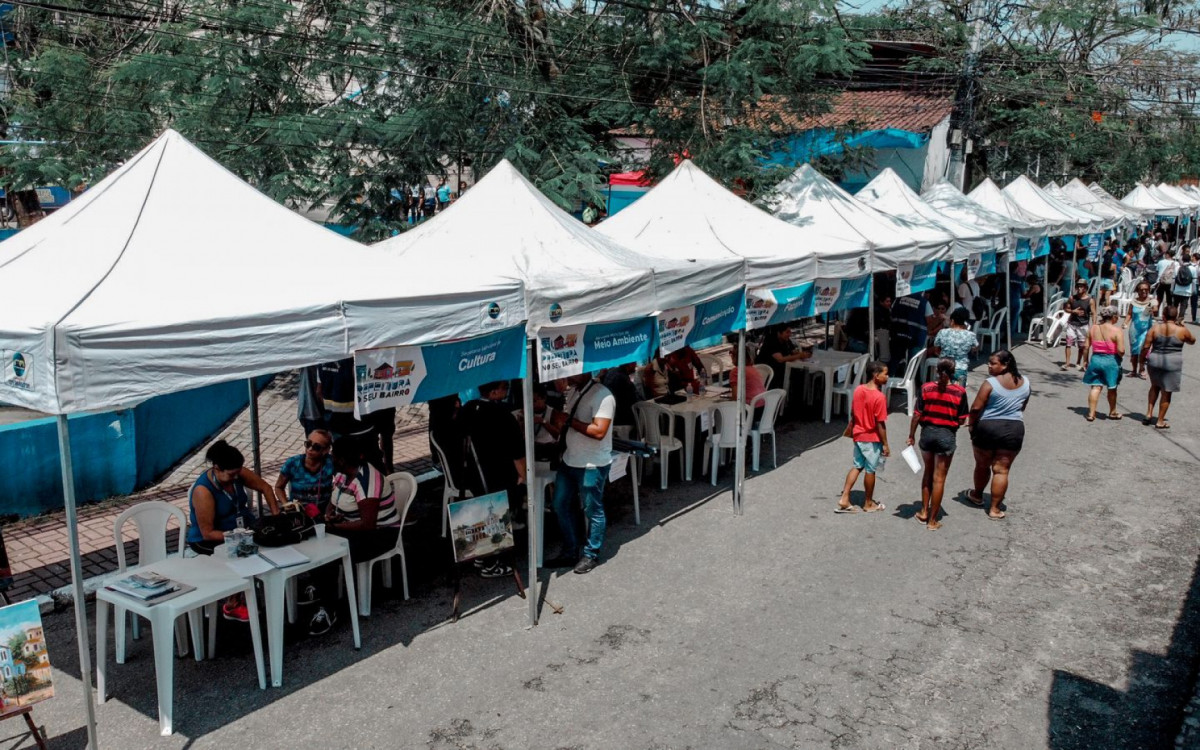 Diversas tendas de serviços estiveram montadas na Praça do Exército