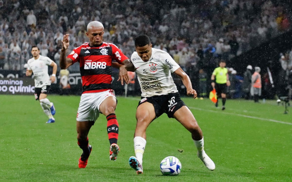 Wesley, lateral do Flamengo, disputando lance no empate do Flamengo com o Corinthians
