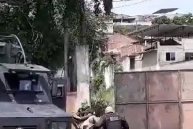 Idoso é baleado após ataque de criminosos a PMs no Morro do Jordão; veja vídeo