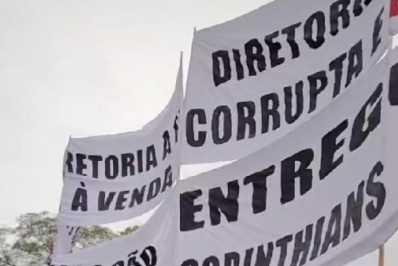 Adversário do Flamengo, Corinthians tem protesto da torcida antes de jogo