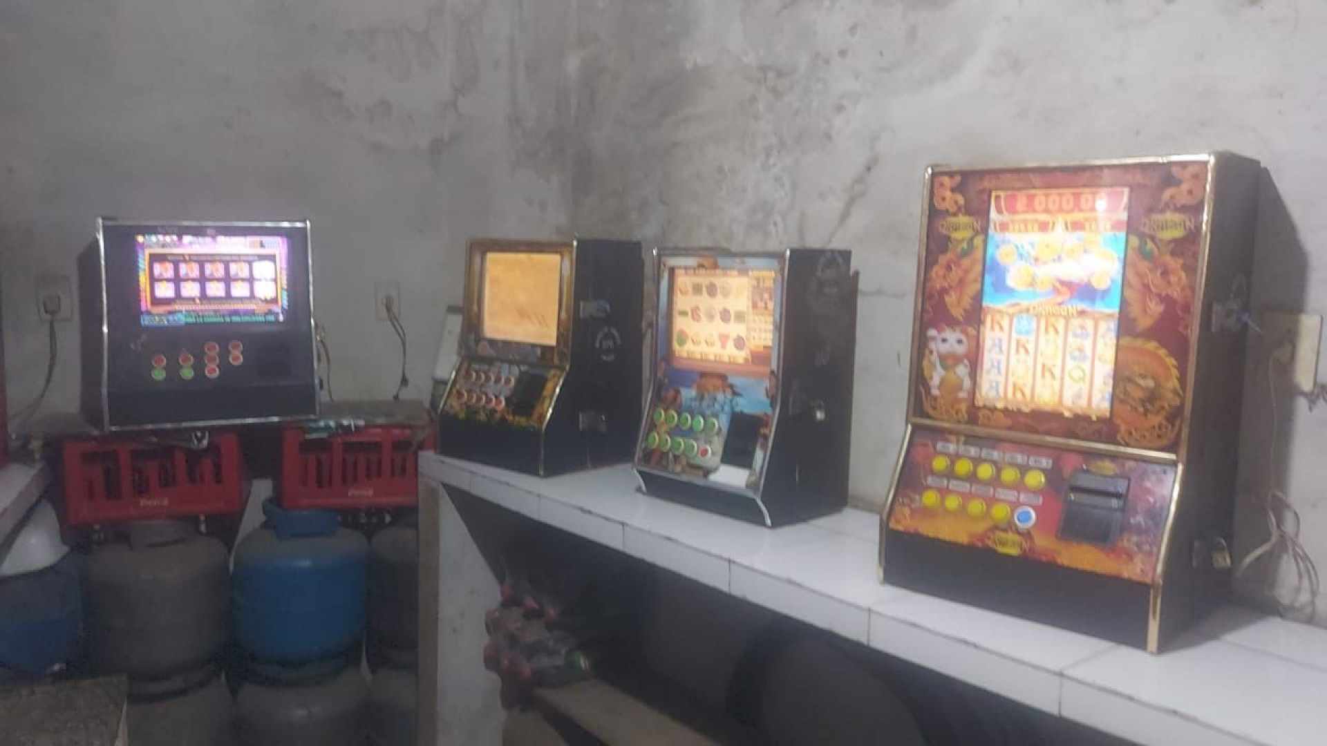 Máquinas no Jacarezinho funcionavam em estabelecimento comercial - Divulgação / Disque Denúncia