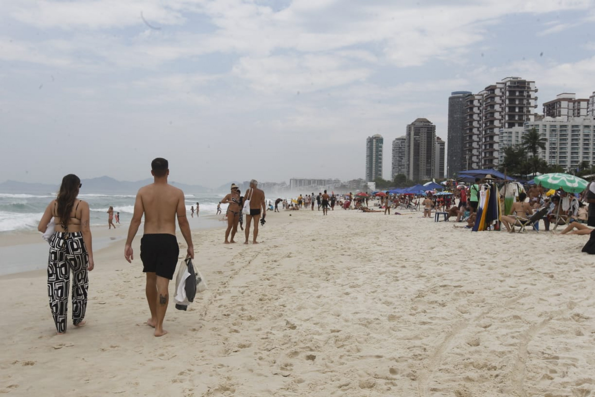 O céu nublado não assustou os cariocas que lotaram às praias do Rio - Reginaldo Pimenta / Agência O Dia