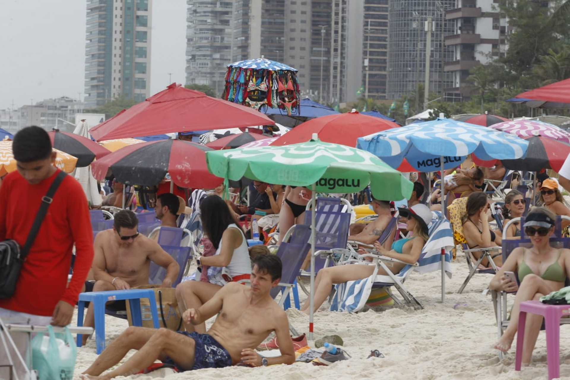 O céu nublado não assustou os cariocas que lotaram às praias do Rio - Reginaldo Pimenta / Agência O Dia
