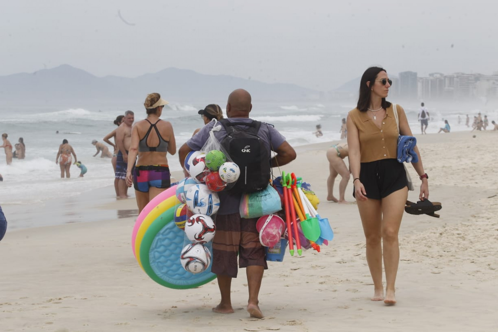 O céu nublado não assustou os cariocas que lotaram às praias do Rio - Reginaldo Pimenta / Agência O Dia