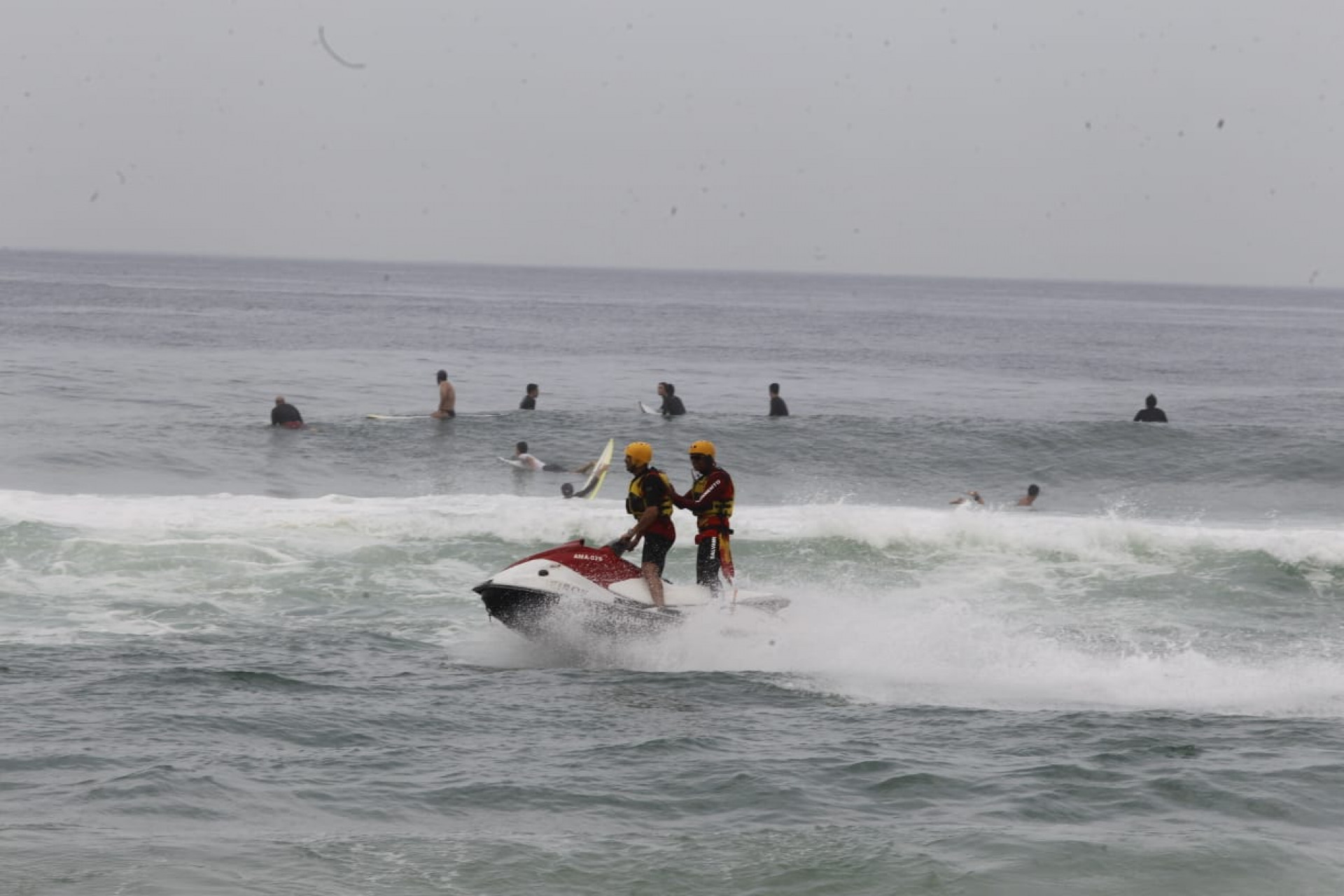 O céu nublado não assustou os cariocas que lotaram às praias do Rio - Reginaldo Pimenta / Agência O Dia