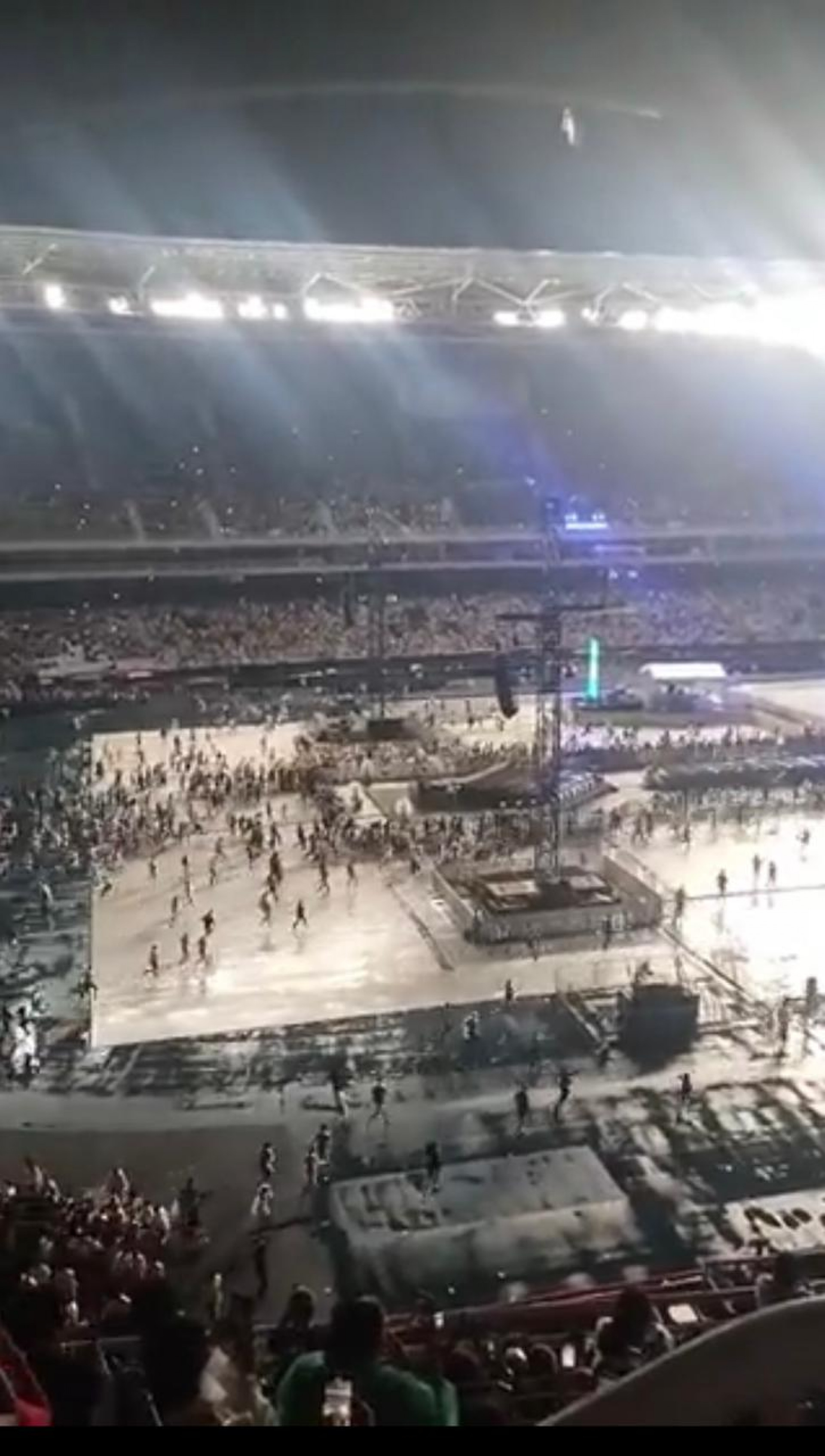 Pista do show de The Weeknd, no Engenhão, é evacuada após chuvas fortes - Reprodução/ Twitter