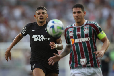 Botafogo é letal no primeiro tempo, bate o Fluminense e quebra sequência negativa no Brasileirão