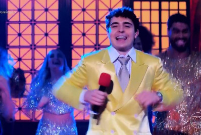 Filho de Gugu homenageia pai no Domingão com Huck e se emociona: 'Muito difícil'