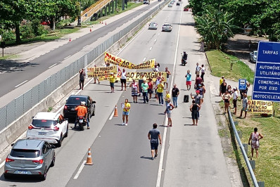 Moradores de Mangaratiba e Itaguaí são multados e protestam contra pedágio na Rio-Santos