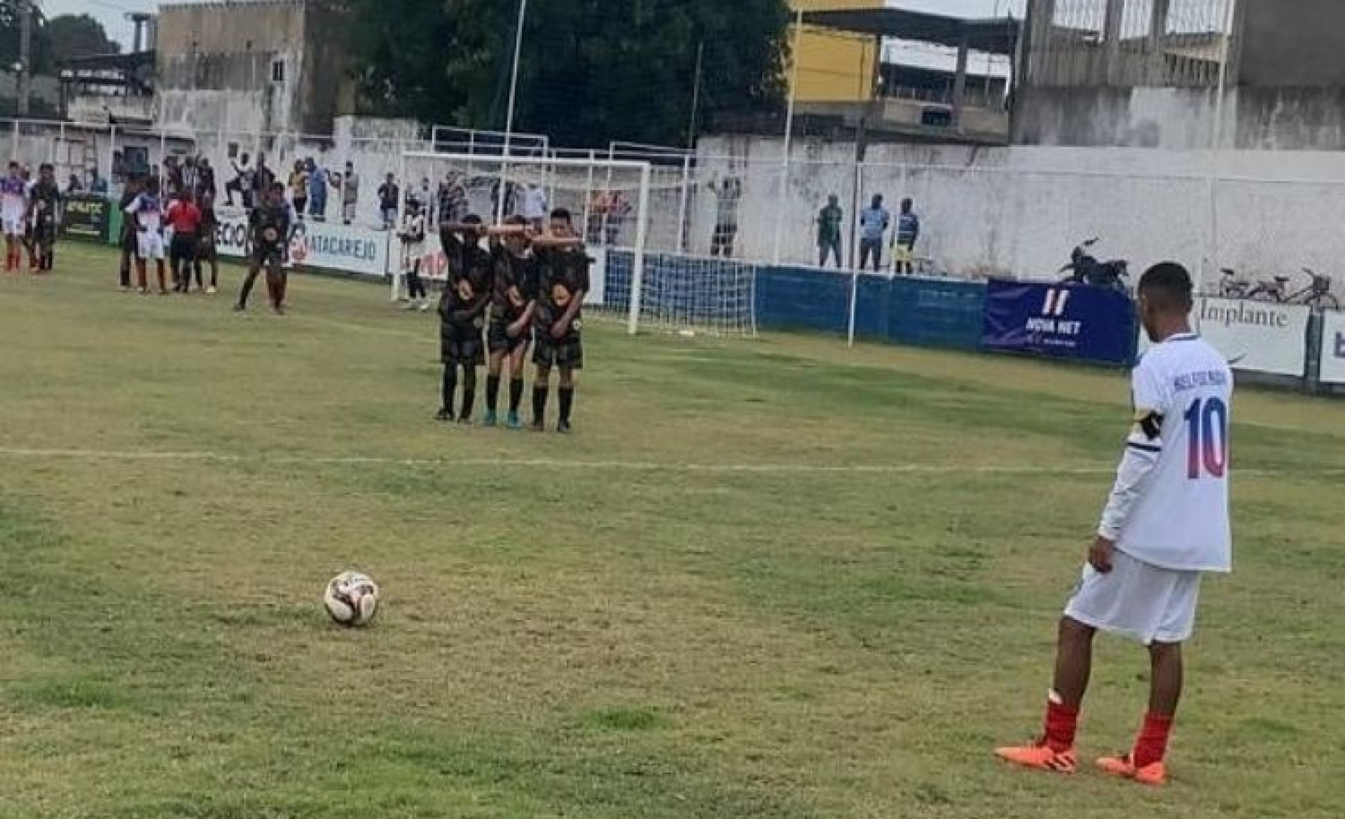 Yan Vitor (camisa 10) em ação pelo Belford Roxo - Divulgação