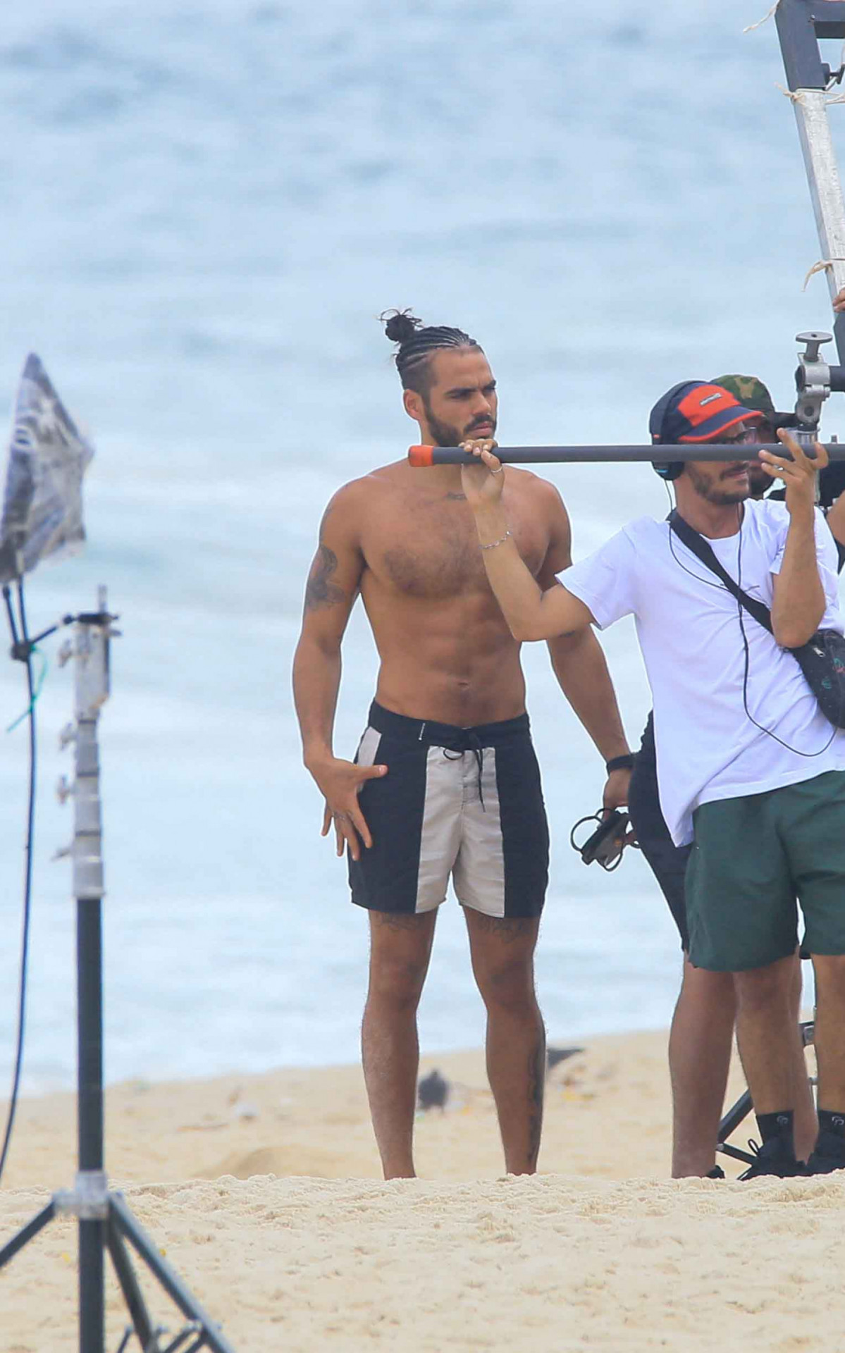Camila Queiroz e o ator Romaní gravaram cenas de \'Beleza Fatal\' na Praia do Leblon