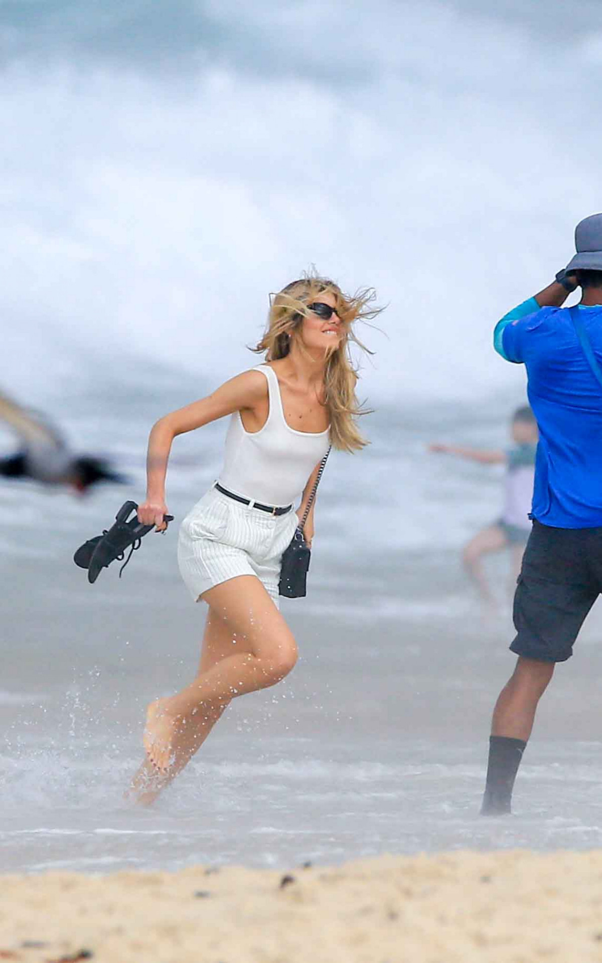 Camila Queiroz esteve na Praia do Leblon, nesta segunda-feira, para gravar cenas da novela \'Beleza Fatal\'