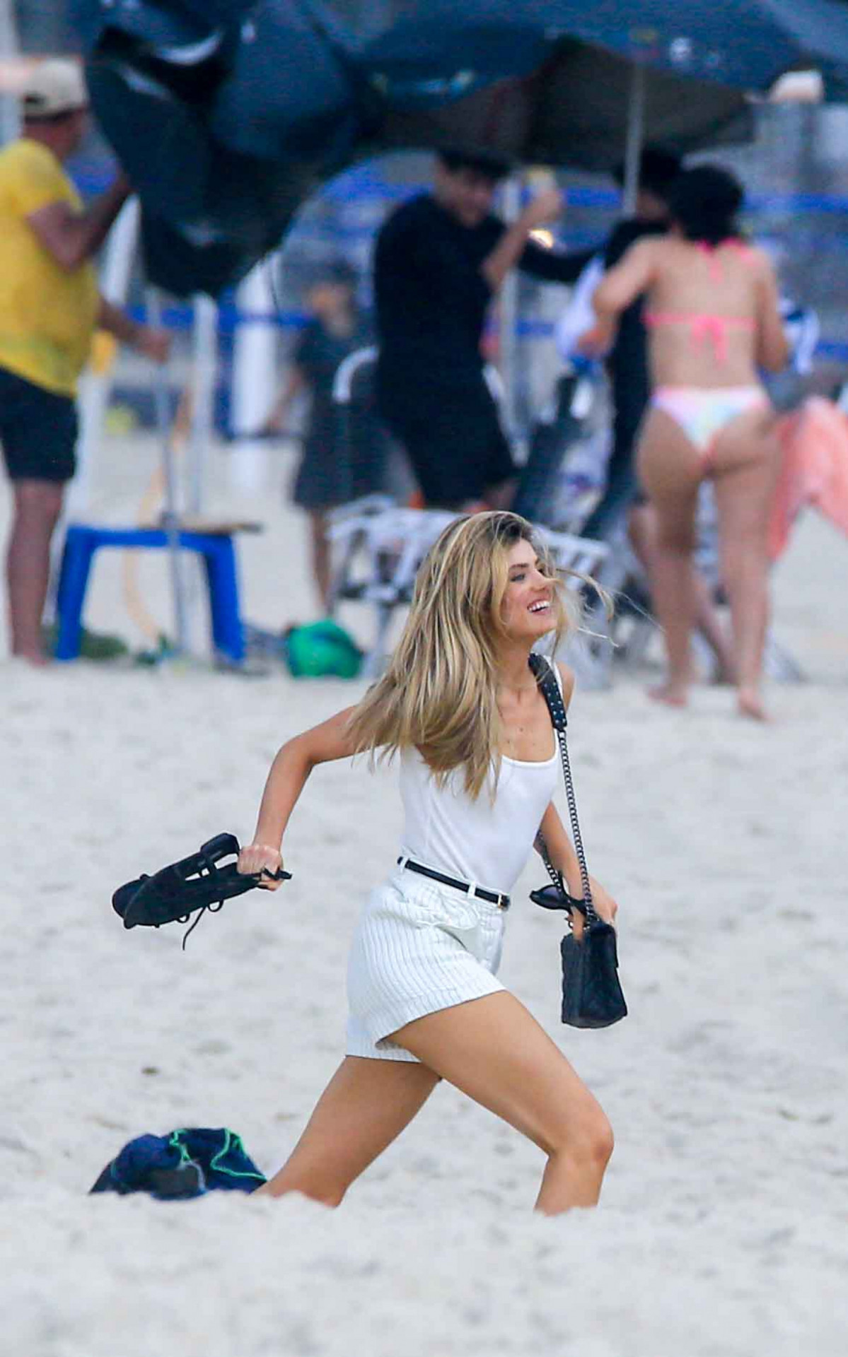 Camila Queiroz esteve na Praia do Leblon, nesta segunda-feira, para gravar cenas da novela \'Beleza Fatal\'