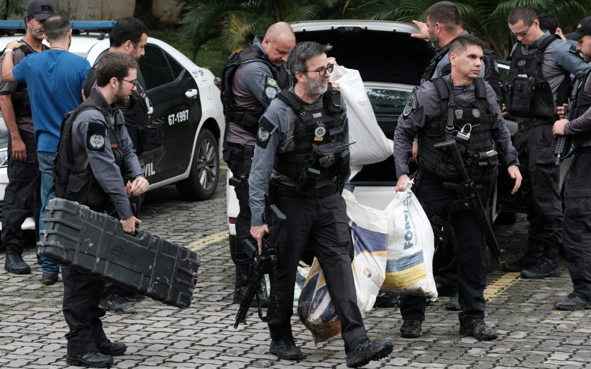 Apreensões feitas nas operações do Complexo da Maré, nesta Segunda-feira (09). - Pedro Ivo/Agência O Dia                                                                                                                                                                                                                                                        