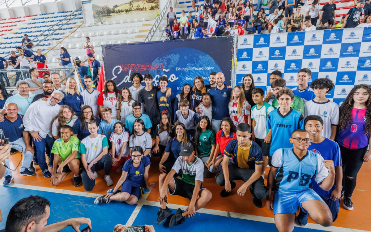 O Prefeito Vinicius Claussen com alunos reprentantes das delegações das escolas e autoridades