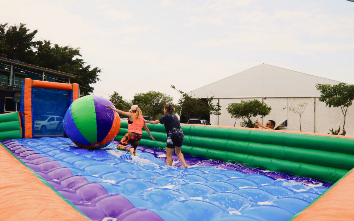 Além de mesa de café da manhã e os agentes se divertiram com os brinquedos infláveis como futebol de sabão