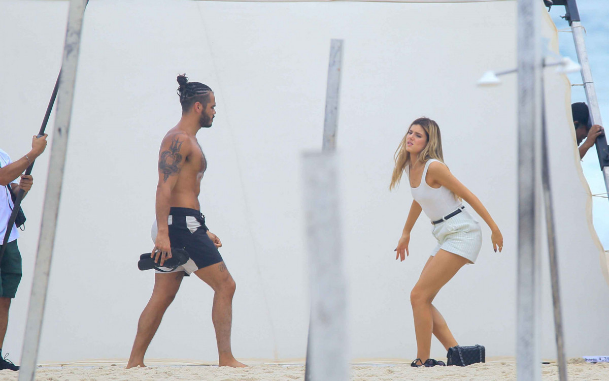 Camila Queiroz e o ator Romaní gravaram cenas de \'Beleza Fatal\' na Praia do Leblon
