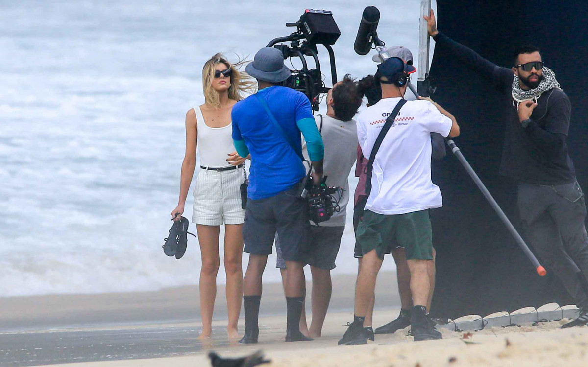 Camila Queiroz gravou cenas da novela \'Beleza Fatal\', no Leblon, nesta segunda-feira