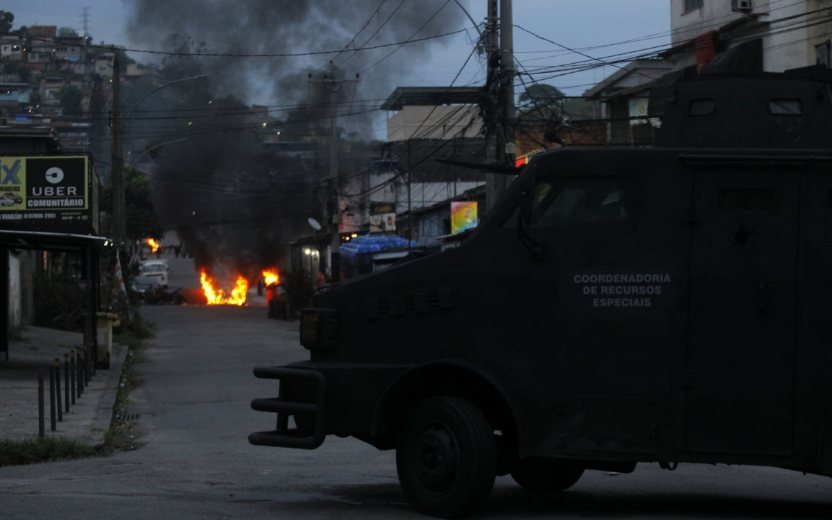 Polícias Militar e Civil realizam operação na Vila Cruzeiro, dentro do Complexo da Penha, nesta segunda-feira (9), para prender criminosos com mandado de prisão em aberto