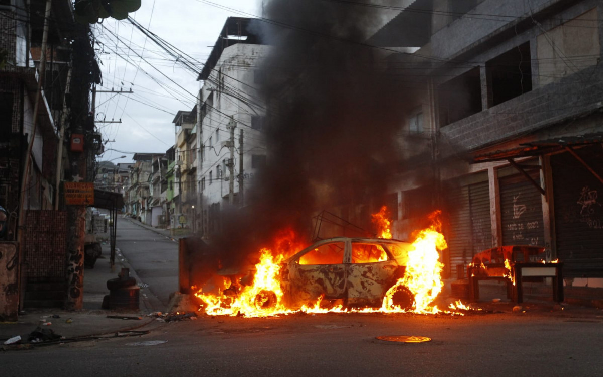 Polícias Militar e Civil realizam operação na Vila Cruzeiro, dentro do Complexo da Penha, nesta segunda-feira (9), para prender criminosos com mandado de prisão em aberto